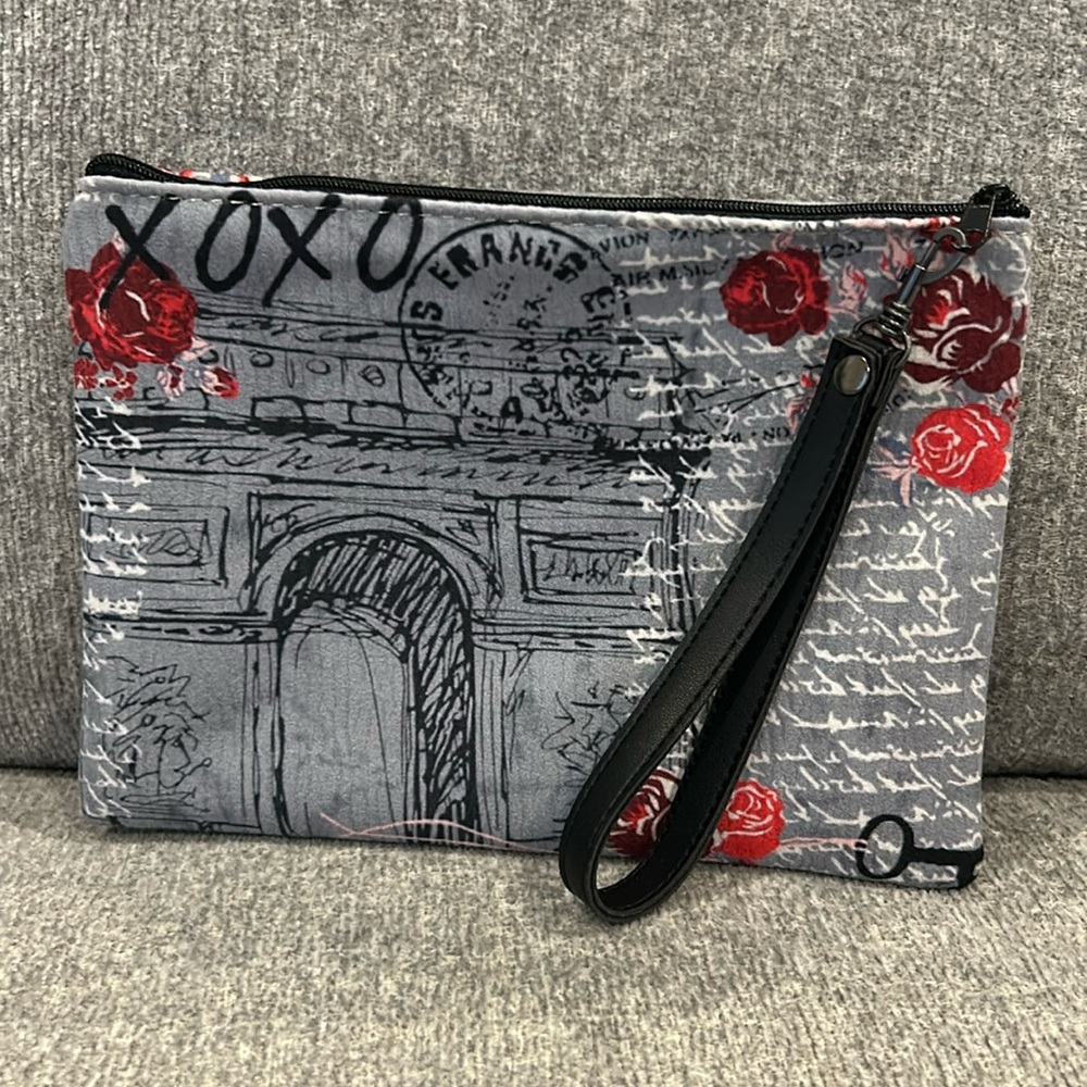 Zippered Wristlet - XOXO France and Roses . NWOT